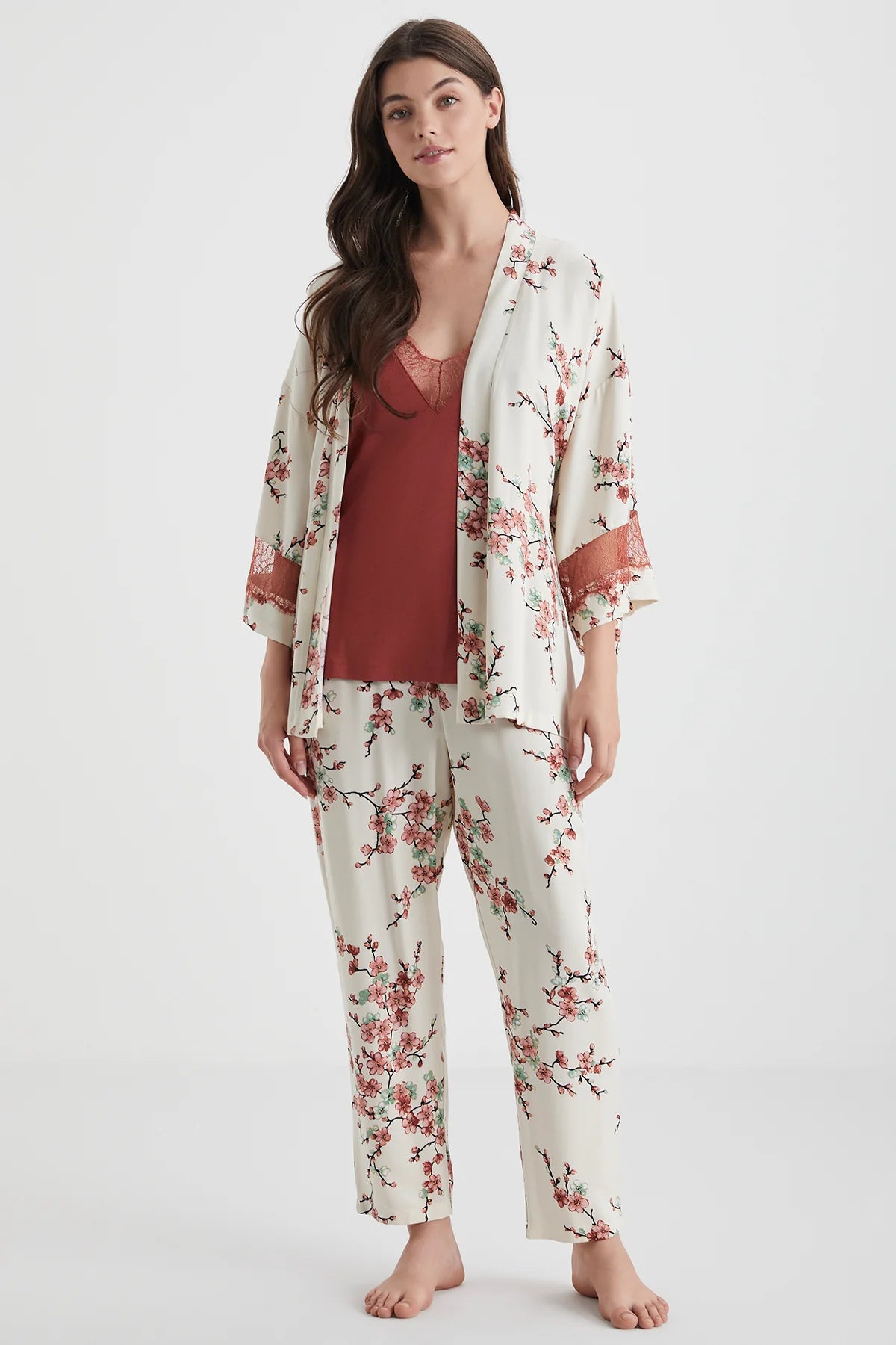 Kadın Sakura Desenli Üçlü Sabahlıklı Pijama Takımı