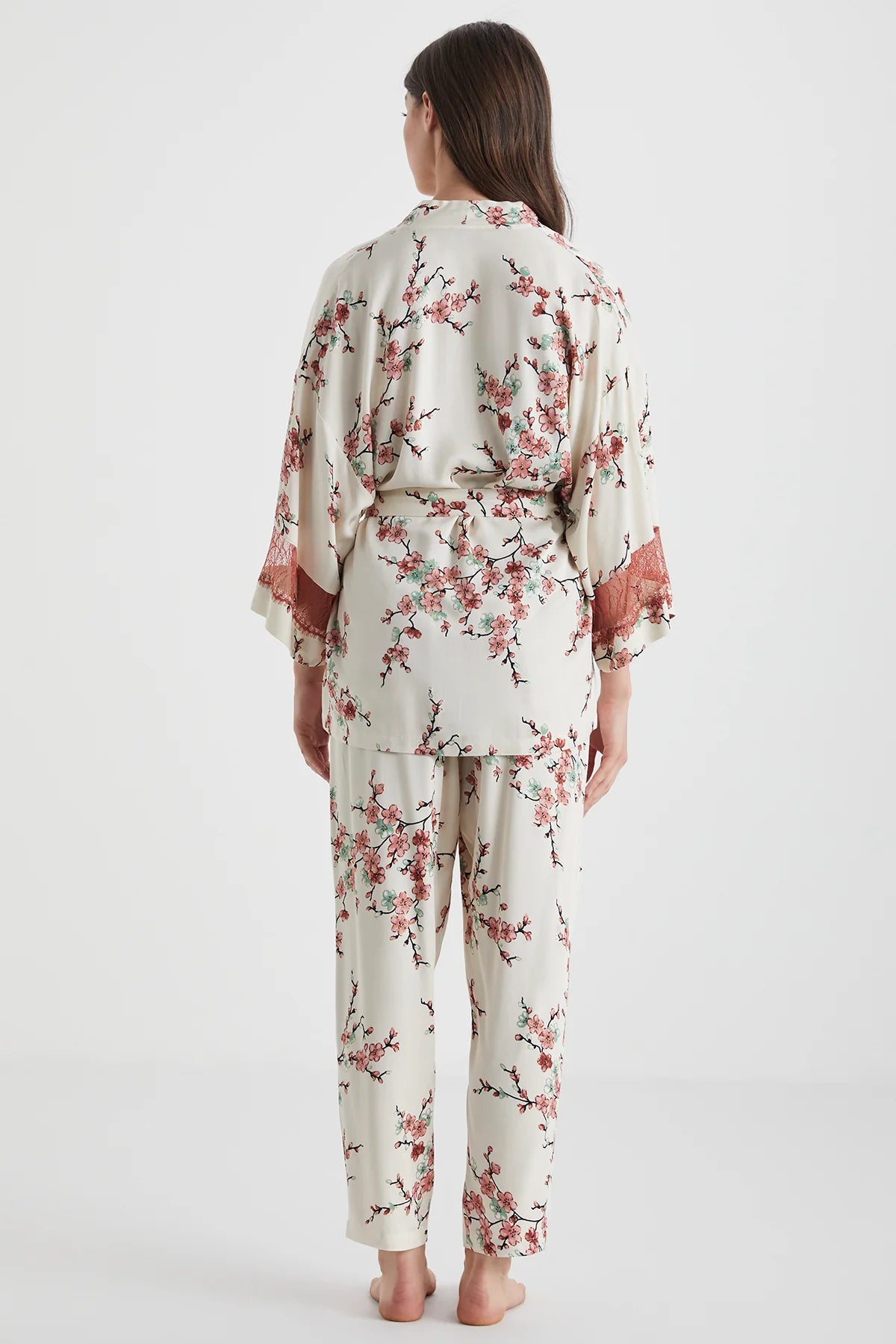 Kadın Sakura Desenli Üçlü Sabahlıklı Pijama Takımı