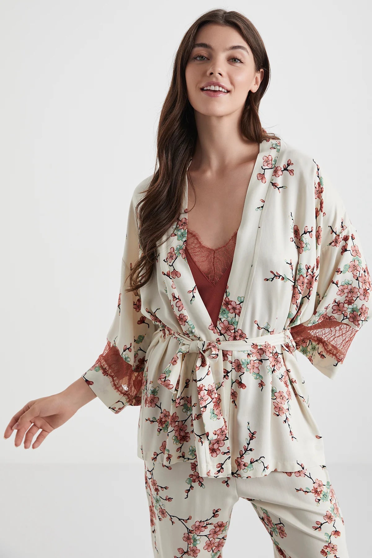 Kadın Sakura Desenli Üçlü Sabahlıklı Pijama Takımı