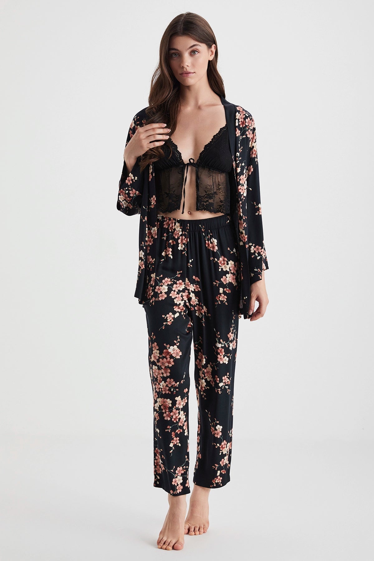 Kadın Siyah Sakura Desenli Üçlü Sabahlıklı Pijama Takımı