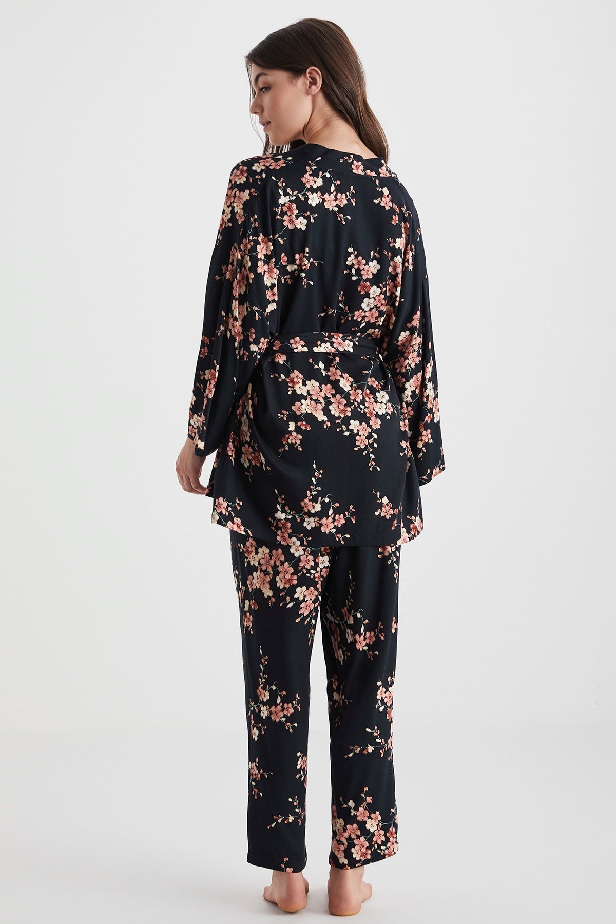 Kadın Siyah Sakura Desenli Üçlü Sabahlıklı Pijama Takımı