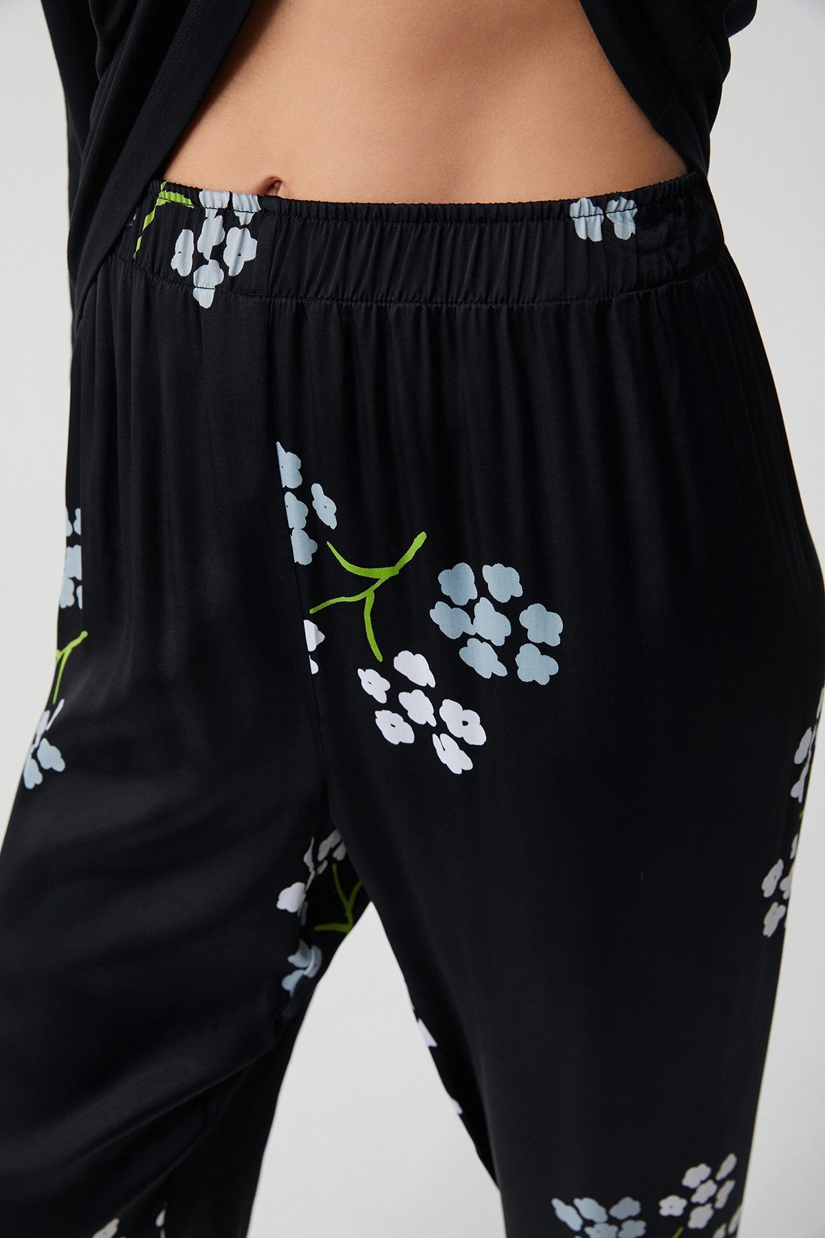 Çiçek Desenli Uzun Kollu Siyah Luxury Pijama Takım